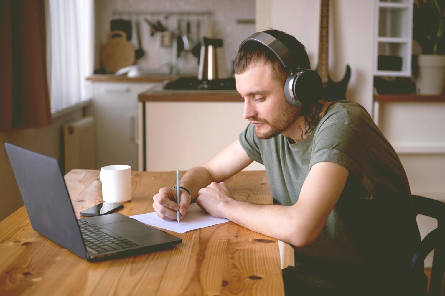 Professionelle Finanzberatung in modernem Büro
